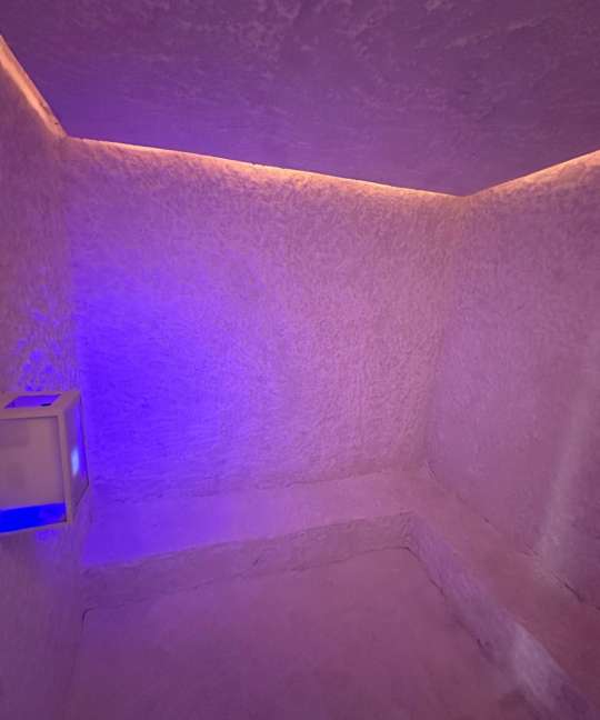 Stanza/Grotta del sale cm 200x200x240h, completa di macchinario per haloterapia, impianto led e lettini in pelle.